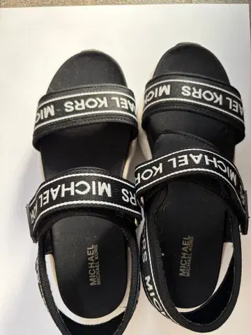 MICHAEL KORS 로고 스트랩 스포츠 샌들