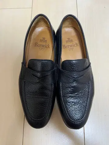 Berwick 1707 코인 로퍼 주름 가죽 블랙 24.5cm