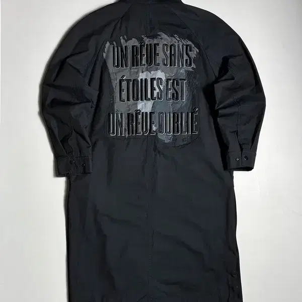 송지오 옴므 18SS 백 레터링 그래픽 블랙 롱 코트 R2497