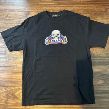 XLARGE 스컬 로고 S/S 티셔츠 블랙 자수 로고 티셔츠