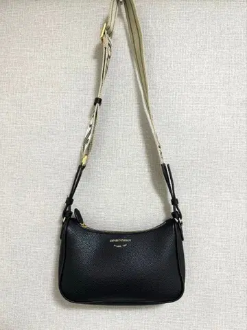 [ 새상품급 ] EMPORIO ARMANI 로고 스트랩 숄더백