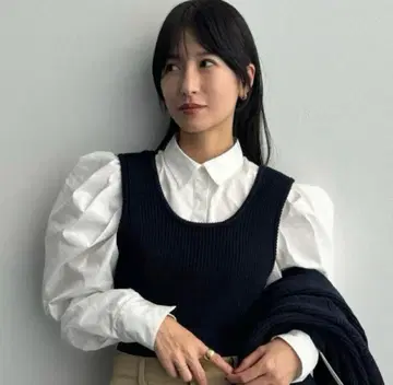 CLANE TUCK SHOULDER SHIRT