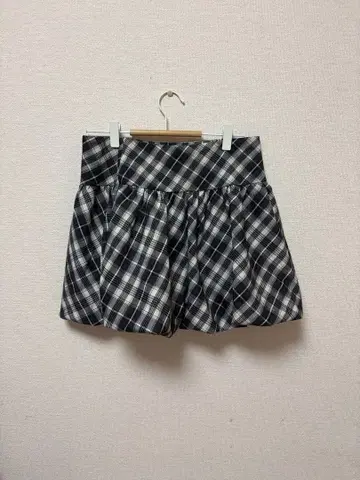 체크 무늬 미니 플레어 스커트