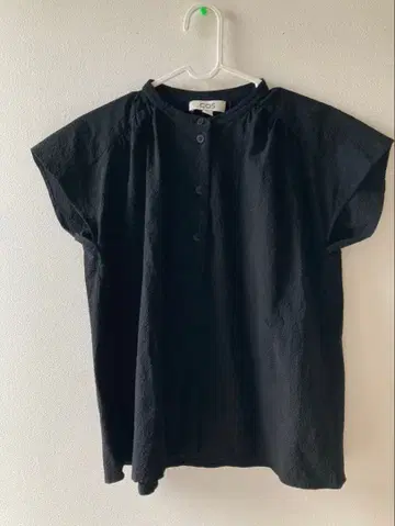 COS 반팔 블라우스 블랙 EUR34