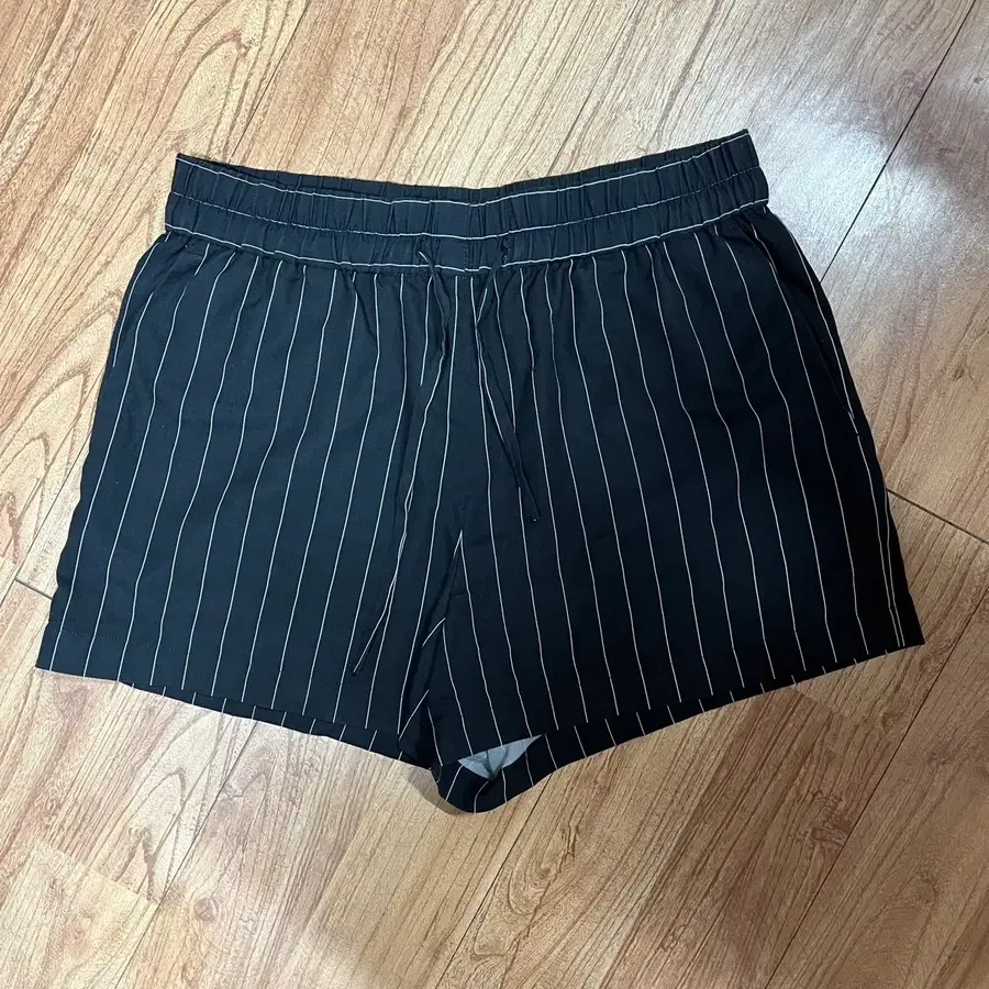 지오다노 블랙 스트라이프 반바지
