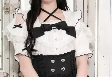 NOEMIE 노에미 하트 참 리본 초커 넥 블라우스