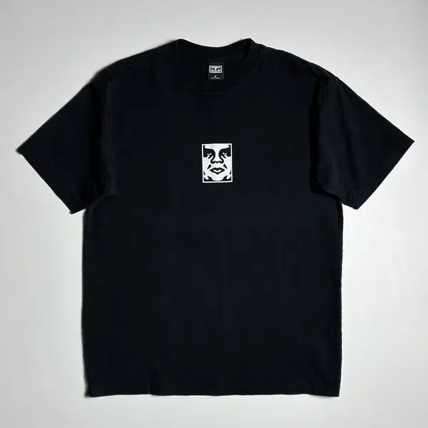 오베이 OBEY 아이콘 페이스 로고 블랙 코튼 반팔 티셔츠 R2517