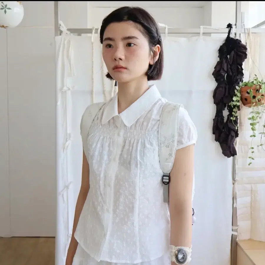 콜로신스 girly embroidery blouse 퓨어 화이트