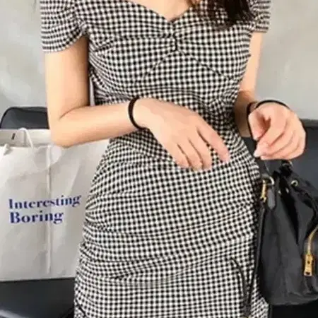 오프숄더 체크 원피스