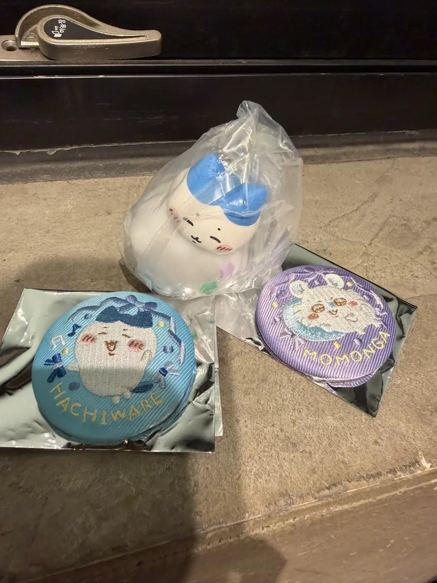 먼작귀 하치와레 모몽가 피규어 ,벳지 새상품