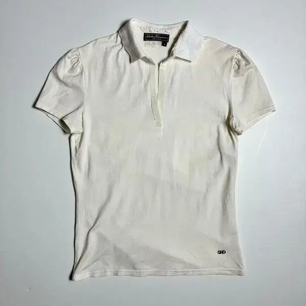 페라가모 퍼프 슬리브 화이트 반팔 카라 티셔츠 R2543