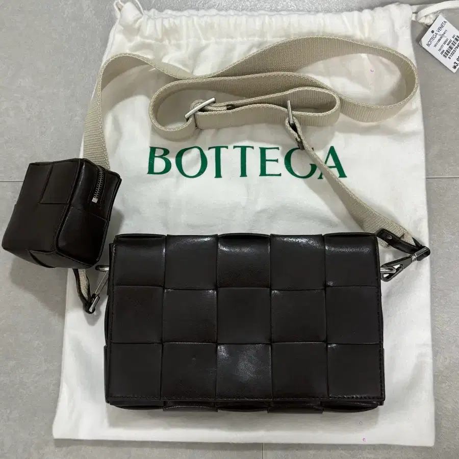 보네가베네타 카세트백 다크브라운