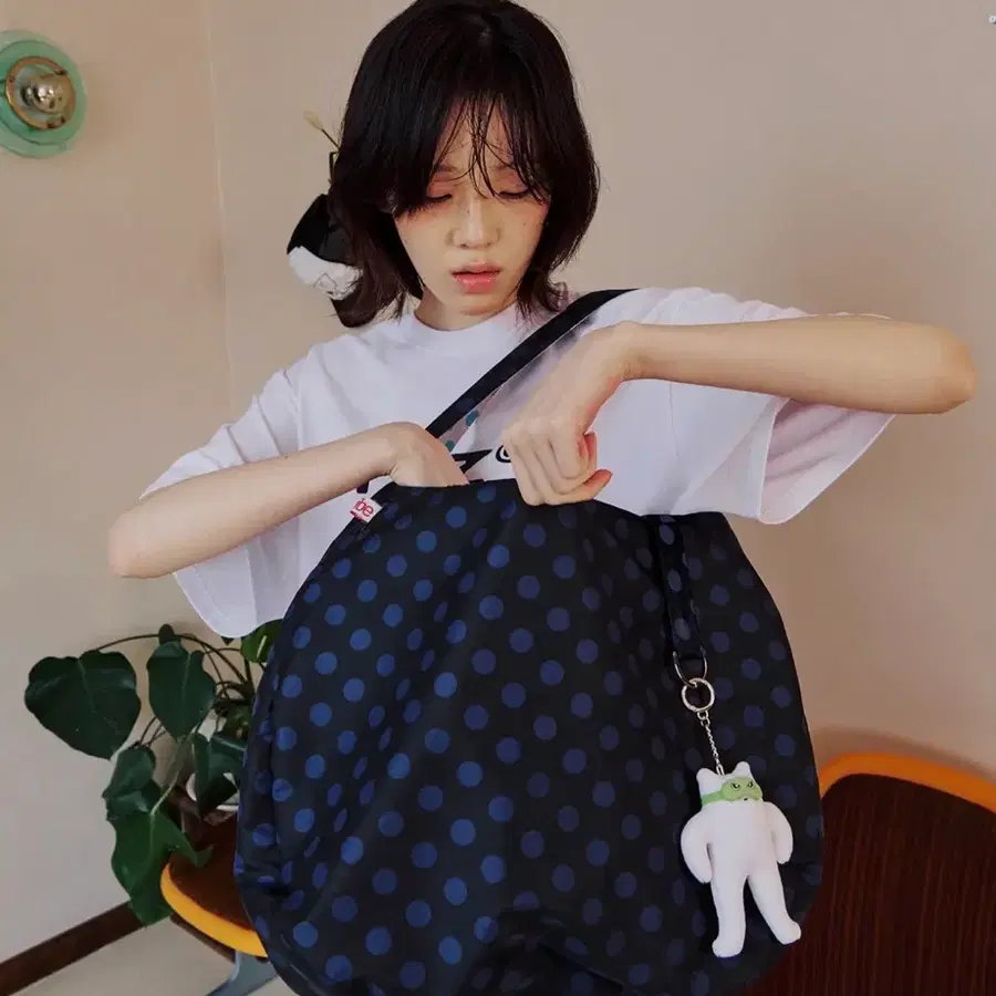 잇자바이브 리버시블 도트백