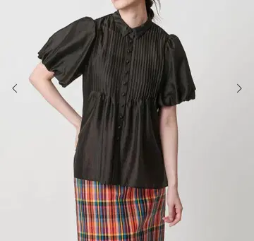 [ 새상품 ] UNITED ARROWS 실키 핀턱 숏 슬리브 블라우스