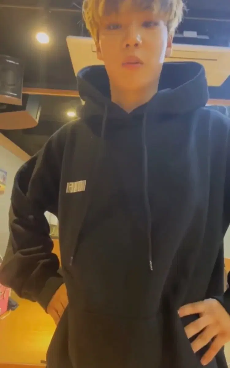 온앤오프 ONF 이션 바코드 후드티