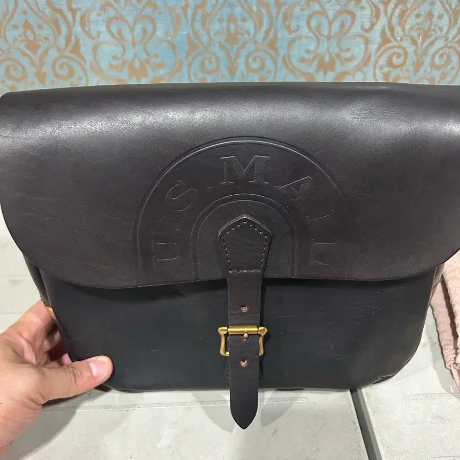 VASCO LEATHER POSTMAN SHOULDER BAG / BLA