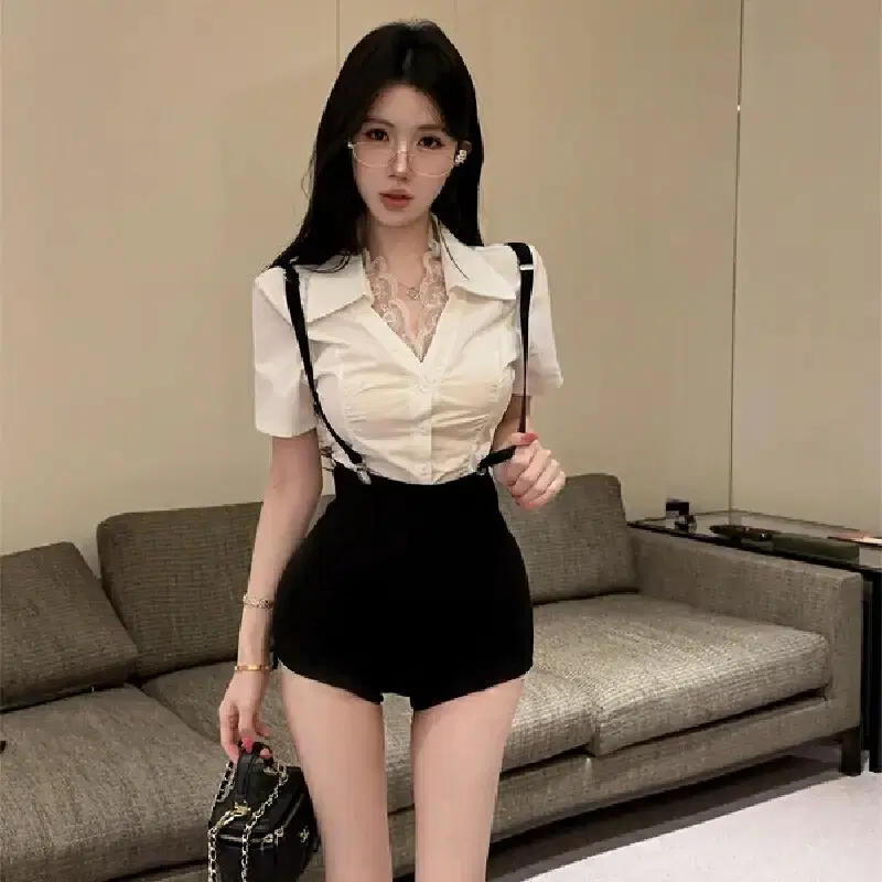 화이트 셔츠 블랙 멜빵 반바지 세트