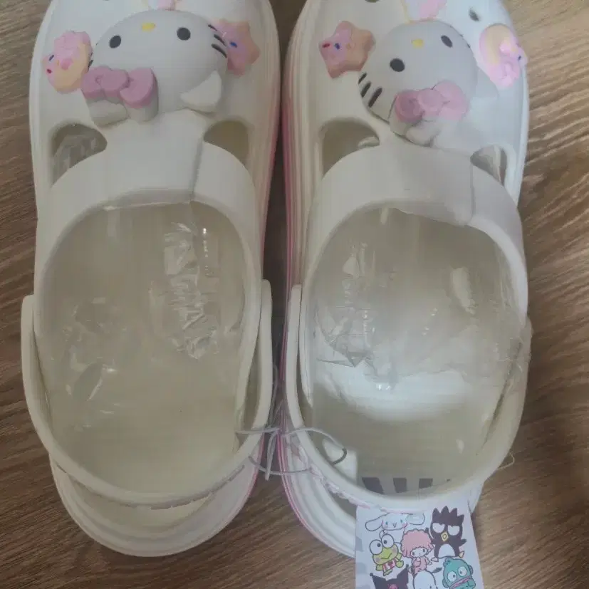 산리오 캐릭터 헬로키티 크록스