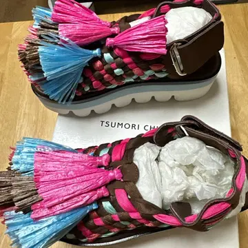 TSUMORI CHISATO 태슬 장식 통굽 샌들