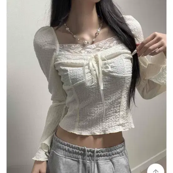에이블리 셔링 레이스트리밍 리본스트링 네크라인 크롭 블라우스