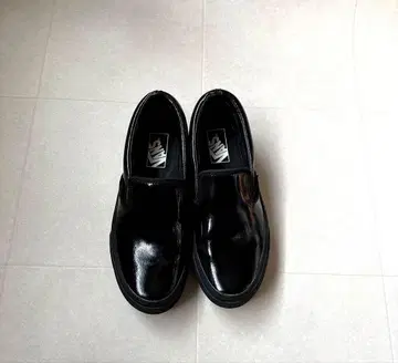 VANS 에나멜 슬립온 통굽 스니커즈 블랙 22.5cm