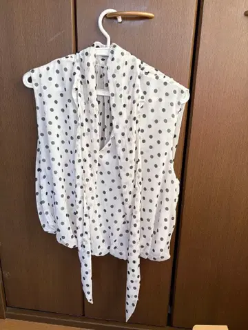 ZARA 슬리브리스 블라우스 도트 무늬