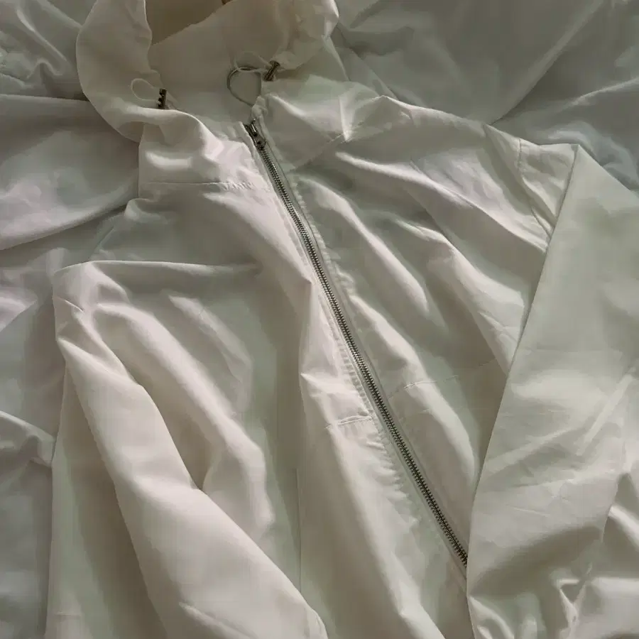 화이트 바람막이 점퍼 에이블리