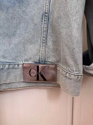 CALVIN KLEIN JEANS 데님 자켓 라이트 블루 로고 택