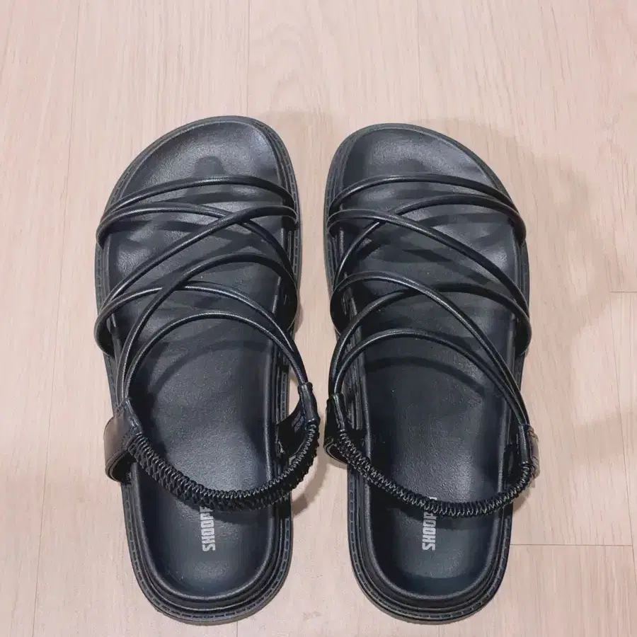 스트랩 샌들 블랙