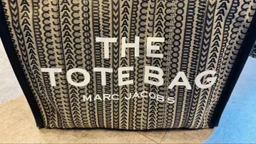 MARC JACOBS 더 토트 백 모노그램 토트백 L