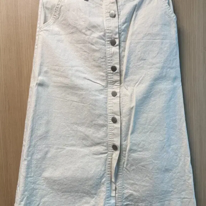 깔끔한 아이보리 색상의 버튼 롱 스커트예요허리 뒷부분은 밴딩으로 되어