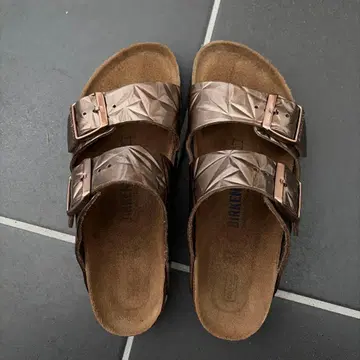 BIRKENSTOCK 애리조나 메탈릭 브론즈 샌들 US37