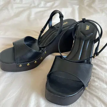 ZARA 24.5cm 블랙 웨지솔 스터드 장식 샌들