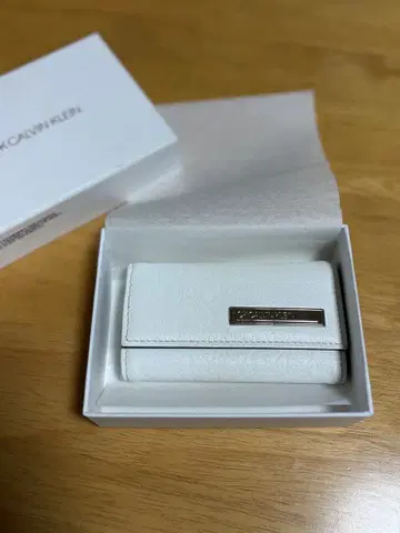 새상품급 CK CALVIN KLEIN 키케이스 화이트