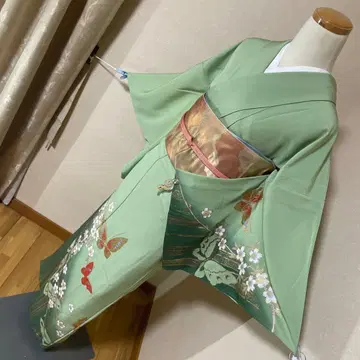 산뜻한 옅은 녹색에 나비가 나는 츠케사게