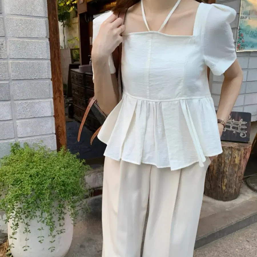 6만원대구매) 스퀘어넥 어깨끈 캉캉 블라우스 아이보리