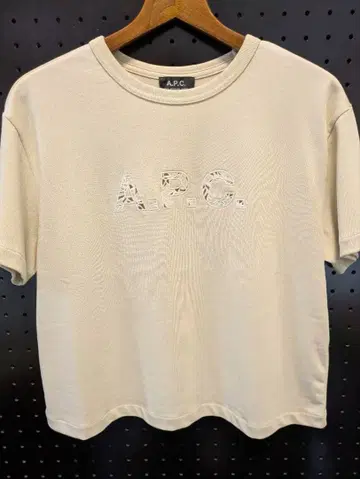A.P.C. 자수 로고 반팔 T셔츠 베이지 M
