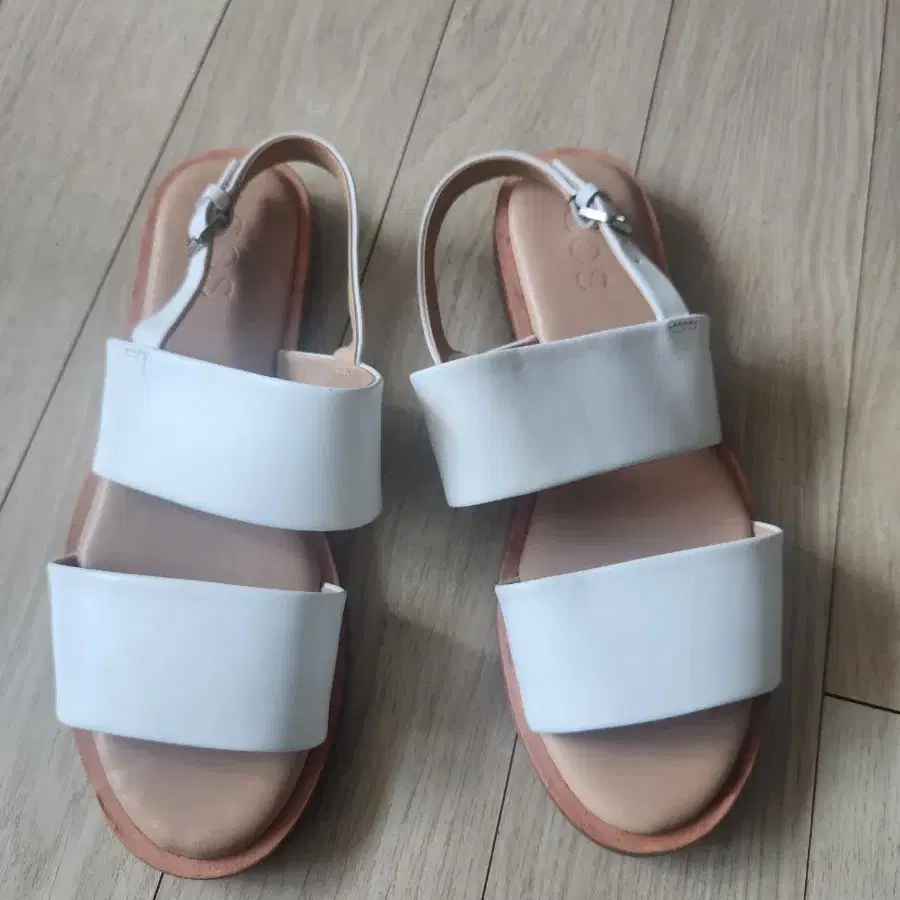 COS 여성 샌들 화이트
