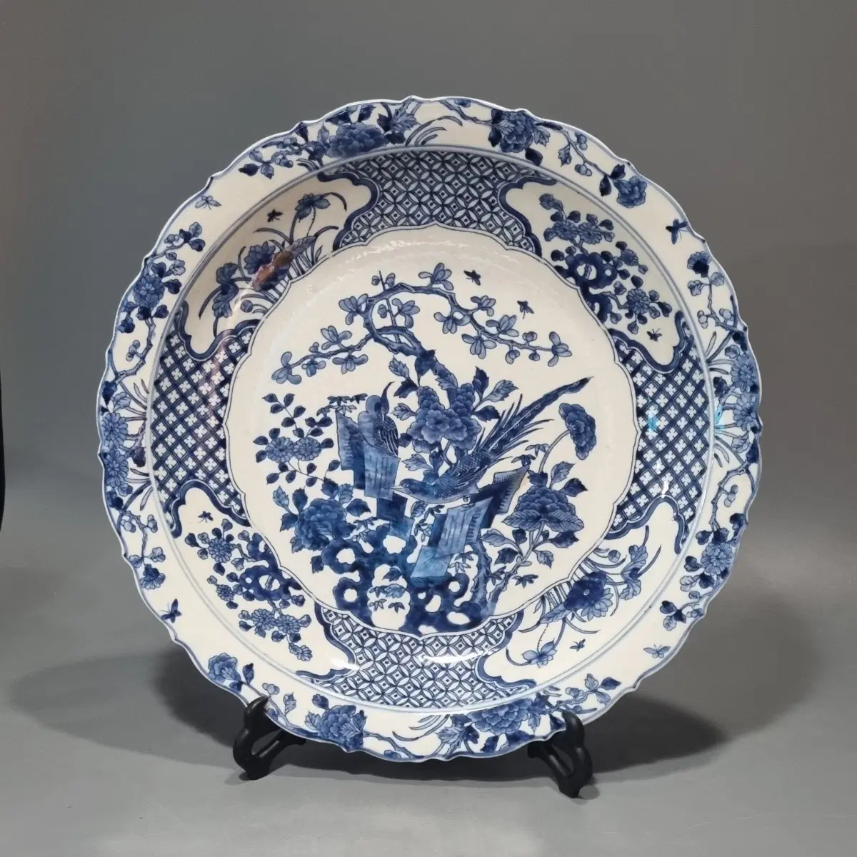 청화백자 화조문 규구 대반 (지름 44.5cm / 높이 7.2cm)