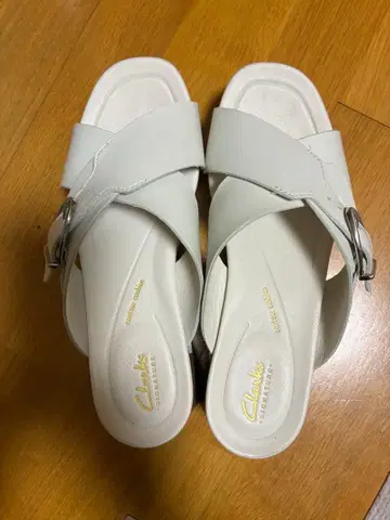 Clarks SIGNATURE 가죽 샌들 화이트