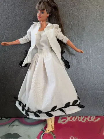 Barbie 화이트 드레스 블랙 장식 세트