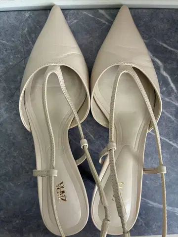 [가격 인하] ZARA 스틸레토 T 스트랩 펌프스 베이지