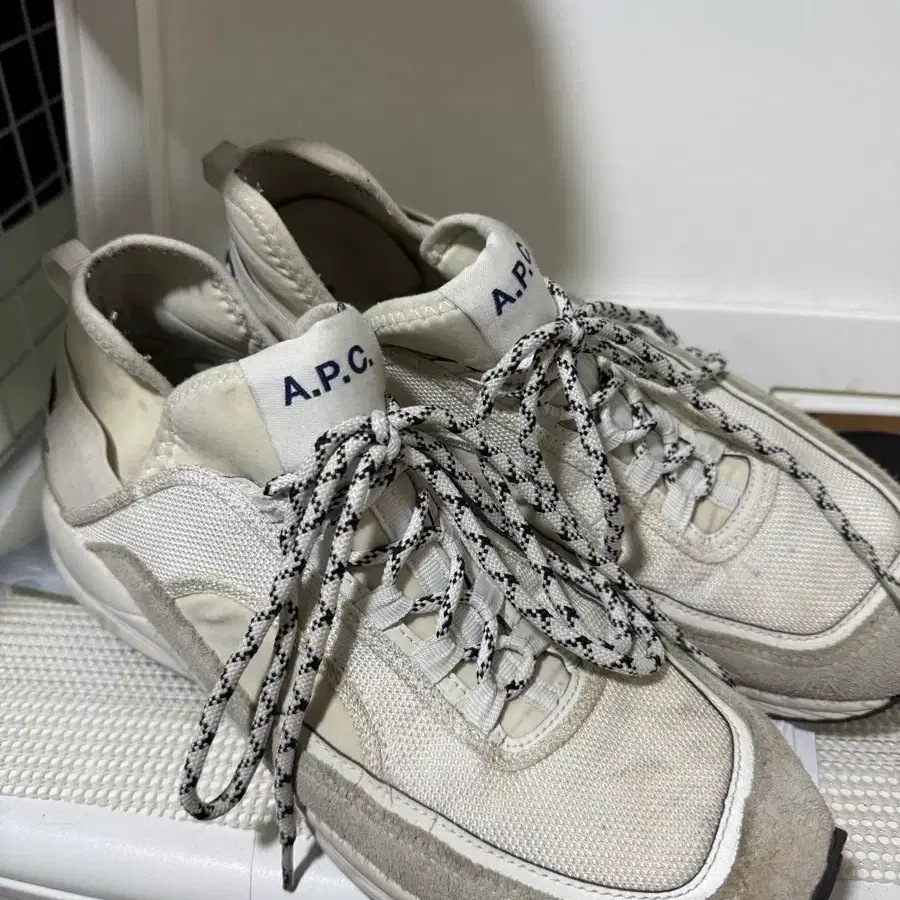 A.P.C. 스니커즈 화이트(런어라운드)