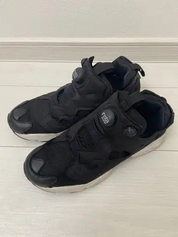 Reebok InstaPump Fury 블랙 스니커즈