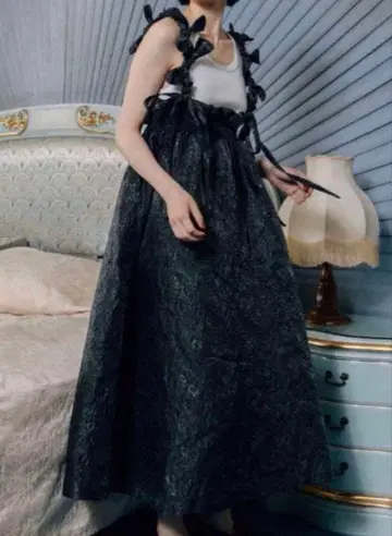 Bibiy. MIMI RIBBON SKIRT 비비 리본 어깨끈 스커트