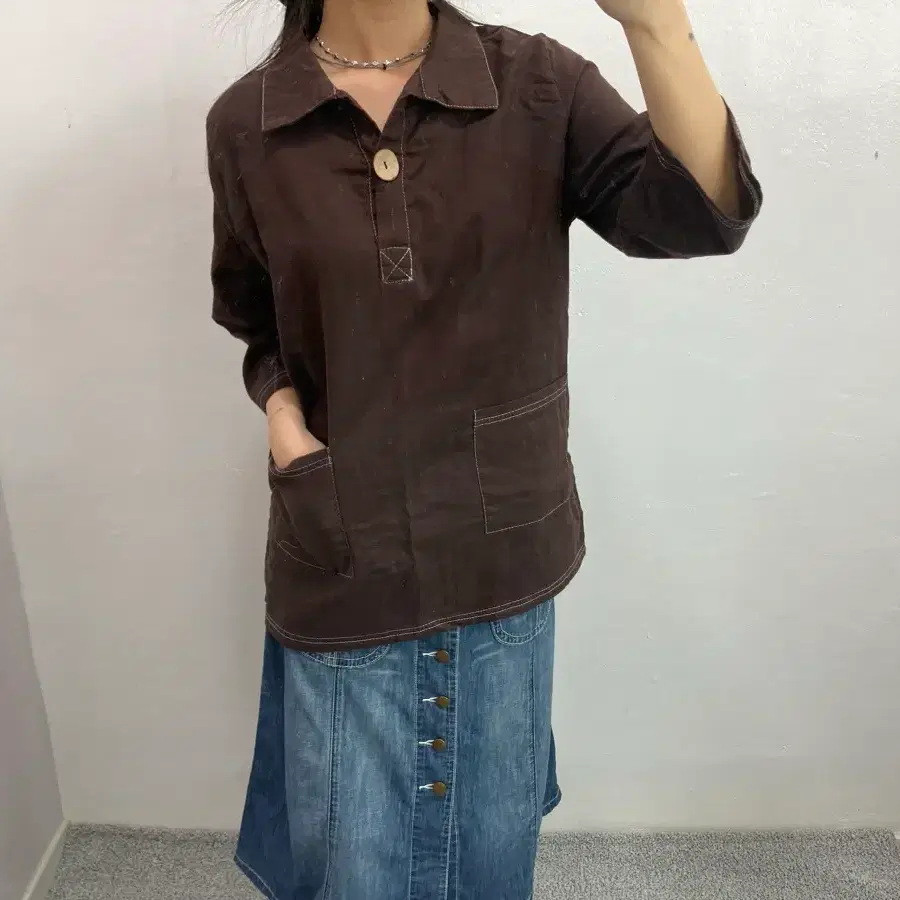 빈티지 스티치 브라운 단추 포인트 7부 티셔츠