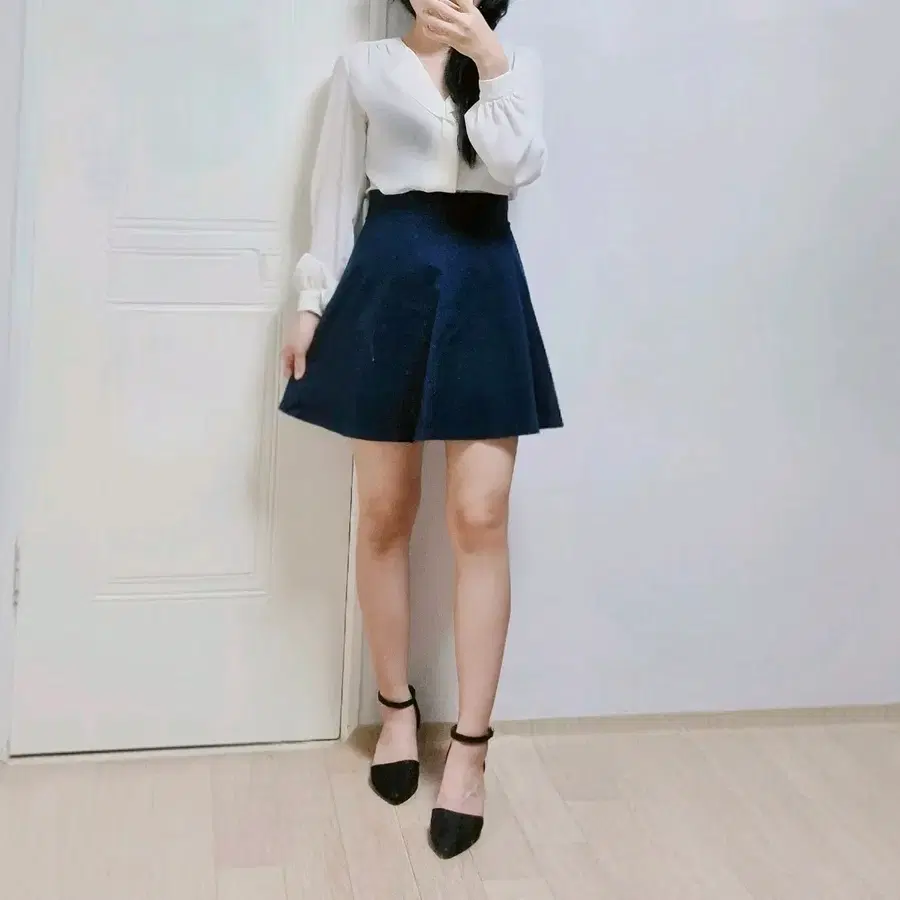 진네이비 옆지퍼 플레어 스커트
