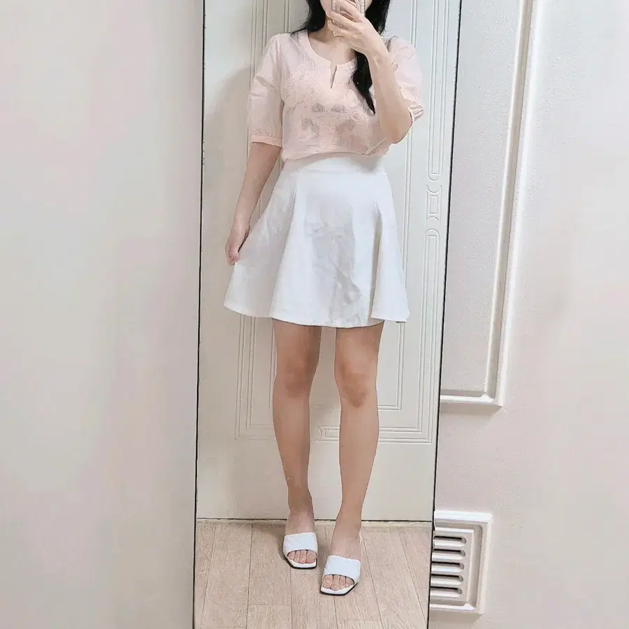 화이트 뒷지퍼 플레어 스커트