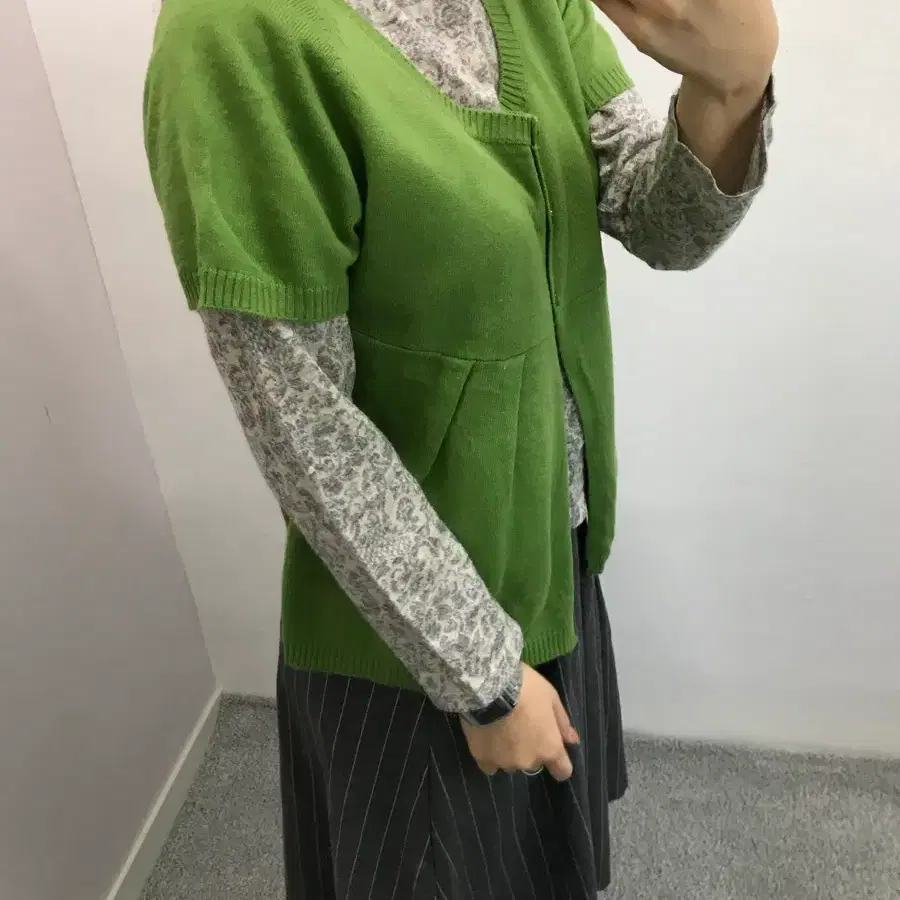 연두색 단추 반팔 가디건