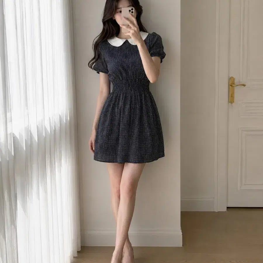 체크 카라 퍼프 소매 미디 원피스
